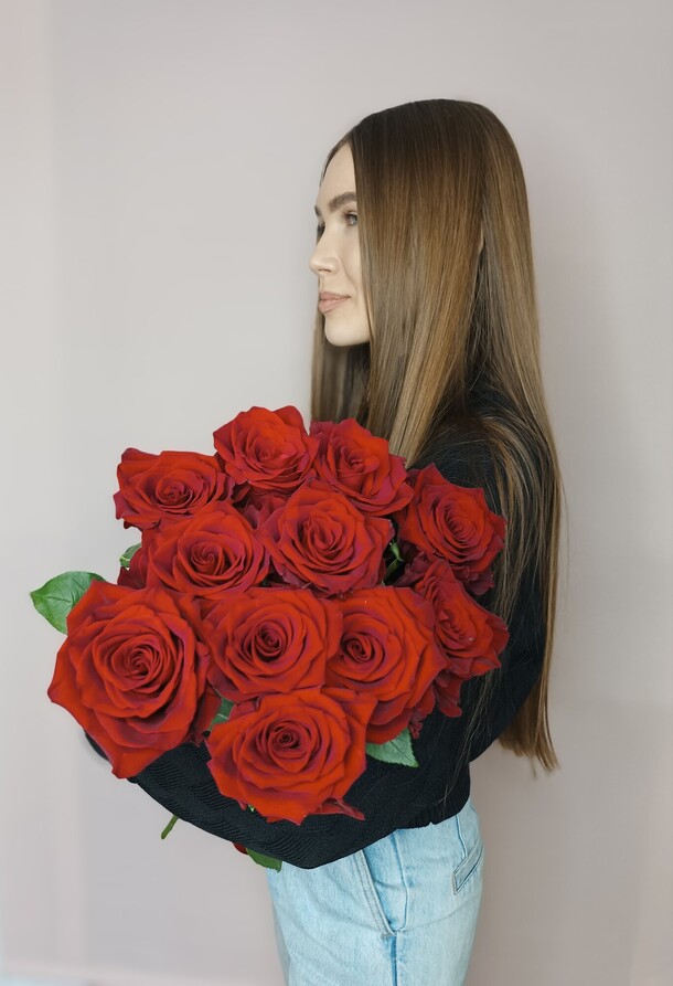 11 красных роз премиум сорта, артикул F1157811 - 4498 рублей, доставка по городу. Flawery - доставка цветов