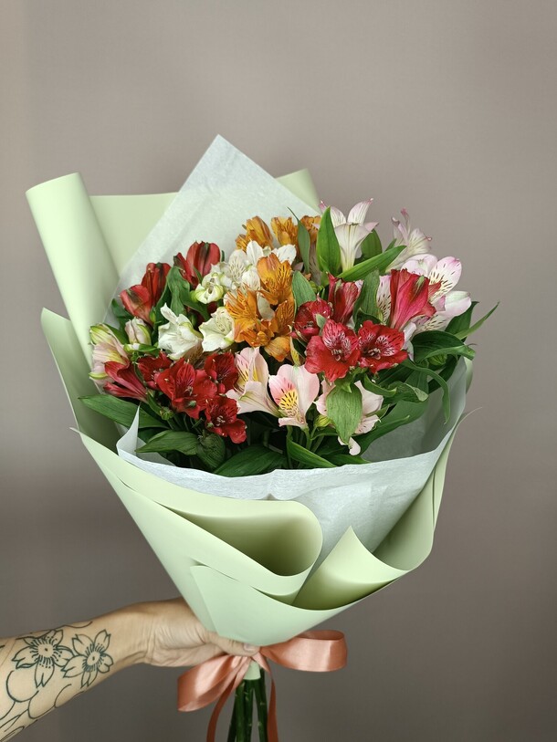 9 альстромерий в стильной упаковке, артикул F1164633 - 3944 рублей, доставка по городу. Flawery - доставка цветов