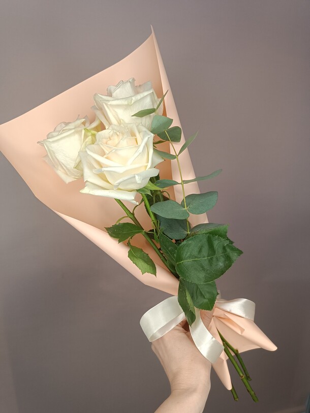 3 розы с эвкалиптом в стильной упаковке, артикул F1164634 - 1500 рублей, доставка по городу. Flawery - доставка цветов