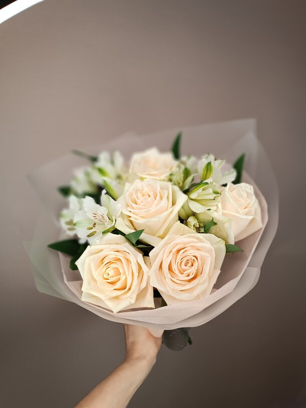 Пломбир с розами и альстромериями, артикул F1165385 - 2750 рублей, доставка по городу. Flawery - доставка цветов