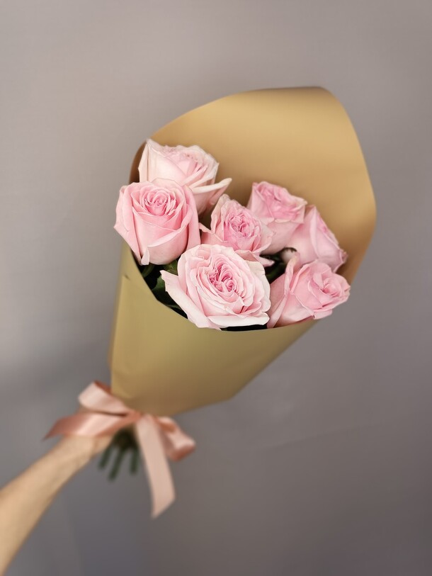 7  розовых роз в стильном оформлении, артикул F1170680 - 2450 рублей, доставка по городу. Flawery - доставка цветов