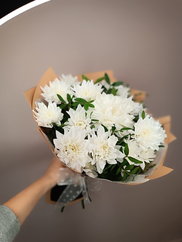 Белые хризантемы с зеленью, артикул F1229581 - 3000 рублей, доставка по городу. Flawery - доставка цветов