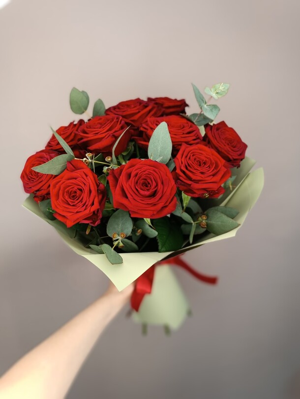 11  красных роз с эвкалиптом, артикул F1229924 - 5380 рублей, доставка по городу. Flawery - доставка цветов