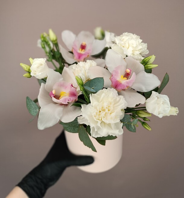 Орхидеи в коробке, артикул F1229936 - 3850 рублей, доставка по городу. Flawery - доставка цветов