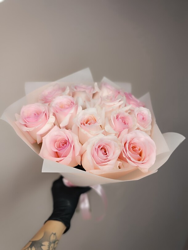 15 розовых роз в оформлении, артикул F1251001 - 4970 рублей, доставка по городу. Flawery - доставка цветов