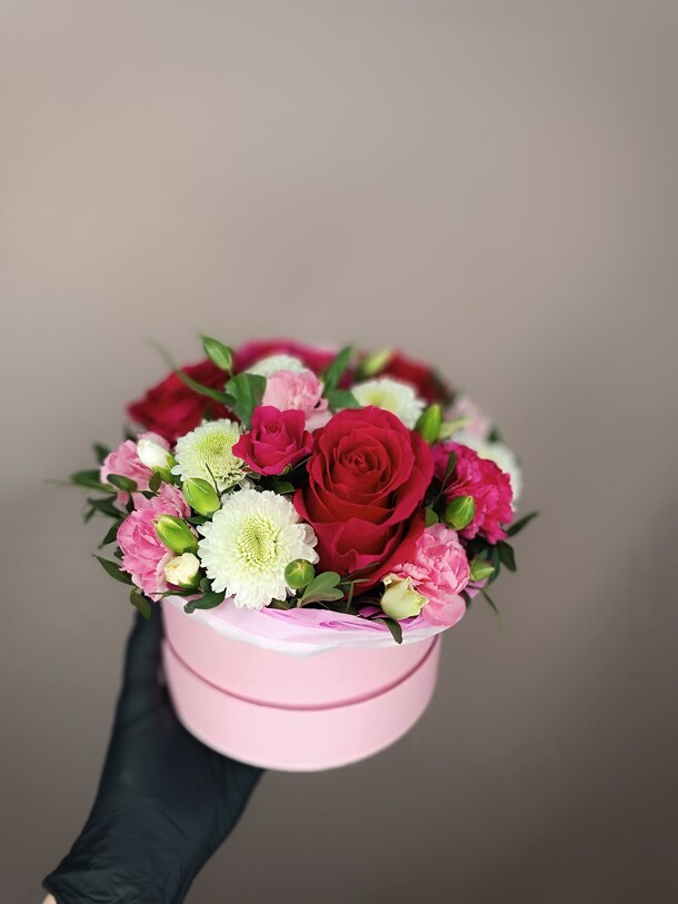 Коробка с цветами малинка, артикул F1251016 - 3500 рублей, доставка по городу. Flawery - доставка цветов