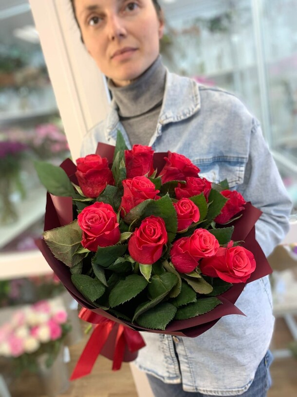 11 ярких крупных роз, артикул F1251041 - 3790 рублей, доставка по городу. Flawery - доставка цветов