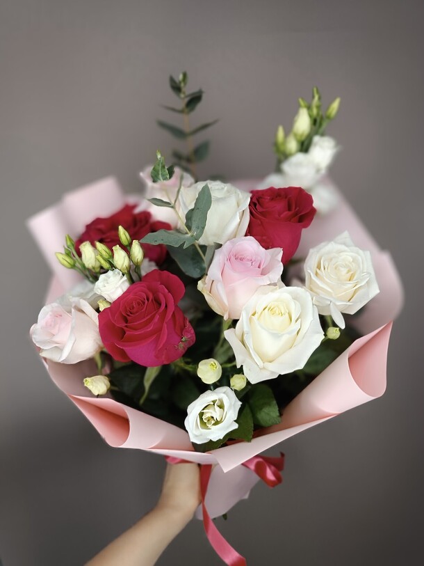 Розовый микс разноцветные розы и белая эустома, артикул F1306988 - 4770 рублей, доставка по городу. Flawery - доставка цветов