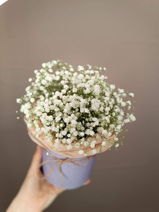 Шляпная коробочка из белой гипсофилы, артикул F1306991 - 2300 рублей, доставка по городу. Flawery - доставка цветов