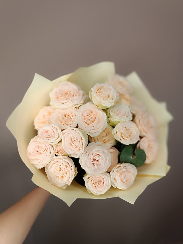 7 пышных кремовых роз, артикул F1320814 - 4900 рублей, доставка по городу. Flawery - доставка цветов