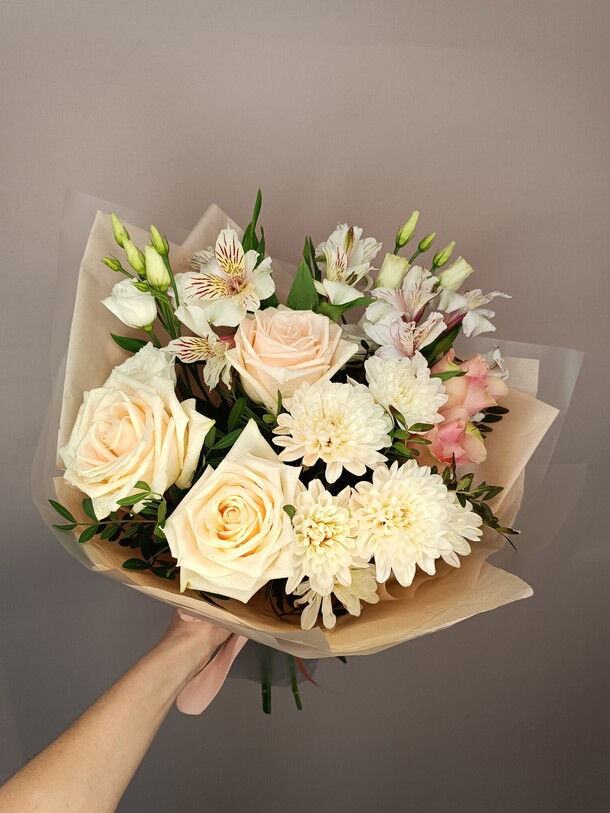 Десерт ( розы эустома и хризантема), артикул F1341966 - 4350 рублей, доставка по городу. Flawery - доставка цветов