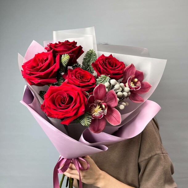 Красные розы и орхидеи с елью, артикул F1344155 - 4100 рублей, доставка по городу. Flawery - доставка цветов