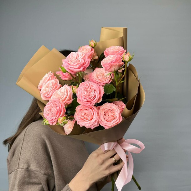 3 кустовые розовые розы, артикул F1344156 - 2200 рублей, доставка по городу. Flawery - доставка цветов