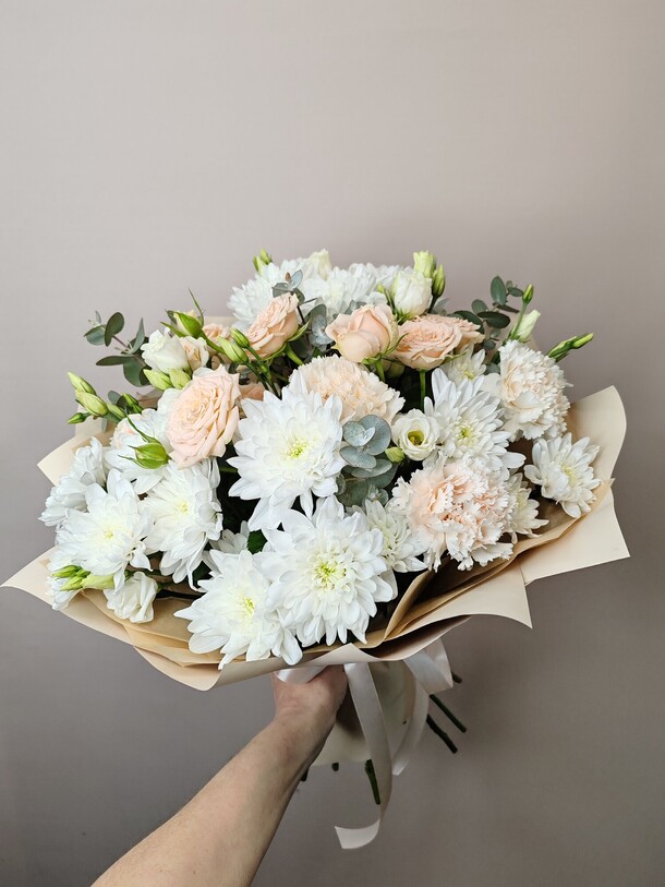 Большой букет с кустовыми розами и нежной эустомой, артикул F1353301 - 6500 рублей, доставка по городу. Flawery - доставка цветов