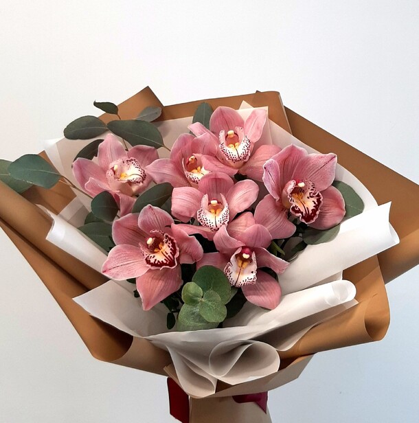 Букет орхидей! можно выполнить с белыми цветами, артикул F1353313 - 4500 рублей, доставка по городу. Flawery - доставка цветов