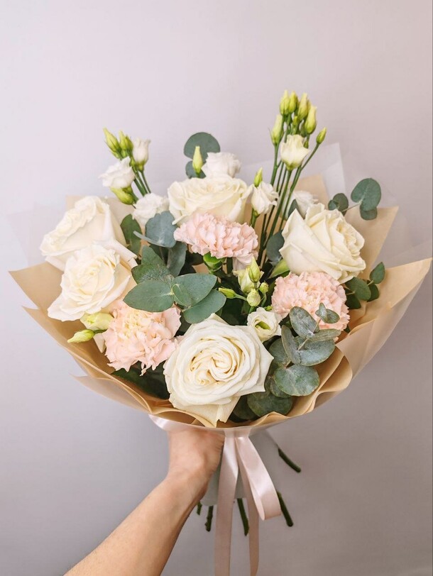 Нежный букет с розами, артикул F1363677 - 5200 рублей, доставка по городу. Flawery - доставка цветов