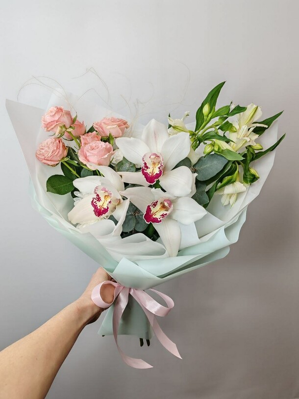 Шикарный букет с орхидеей, артикул F1363717 - 4950 рублей, доставка по городу. Flawery - доставка цветов