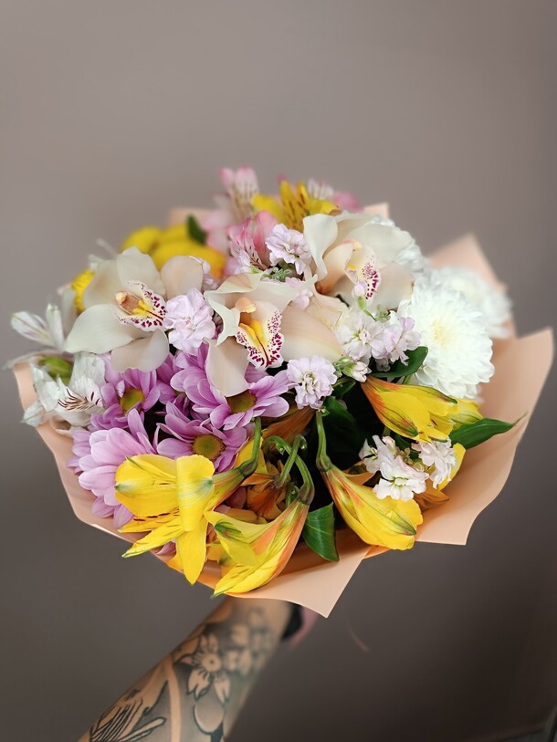 Солнечное утро с орхидеями и альстромериями, артикул F1369760 - 4780 рублей, доставка по городу. Flawery - доставка цветов