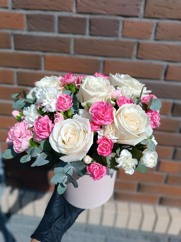 Сборная коробочка с белыми розами, артикул F1369764 - 4750 рублей, доставка по городу. Flawery - доставка цветов