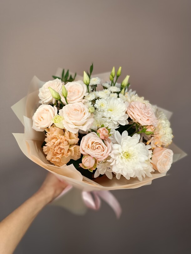 Крем( розы кустовые, эустома, белая хризантема), артикул F1394164 - 4500 рублей, доставка по городу. Flawery - доставка цветов