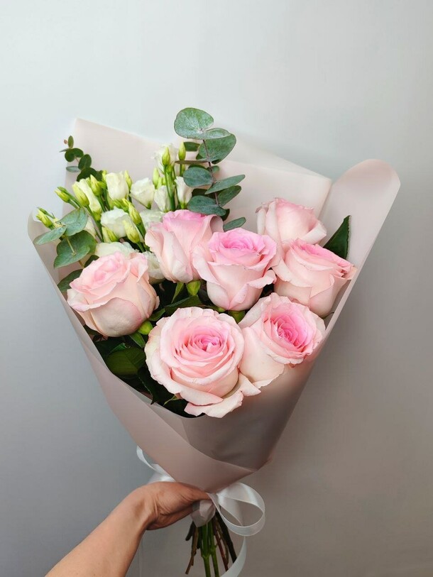 7 розовых роз и эустома, артикул F1408560 - 3980 рублей, доставка по городу. Flawery - доставка цветов