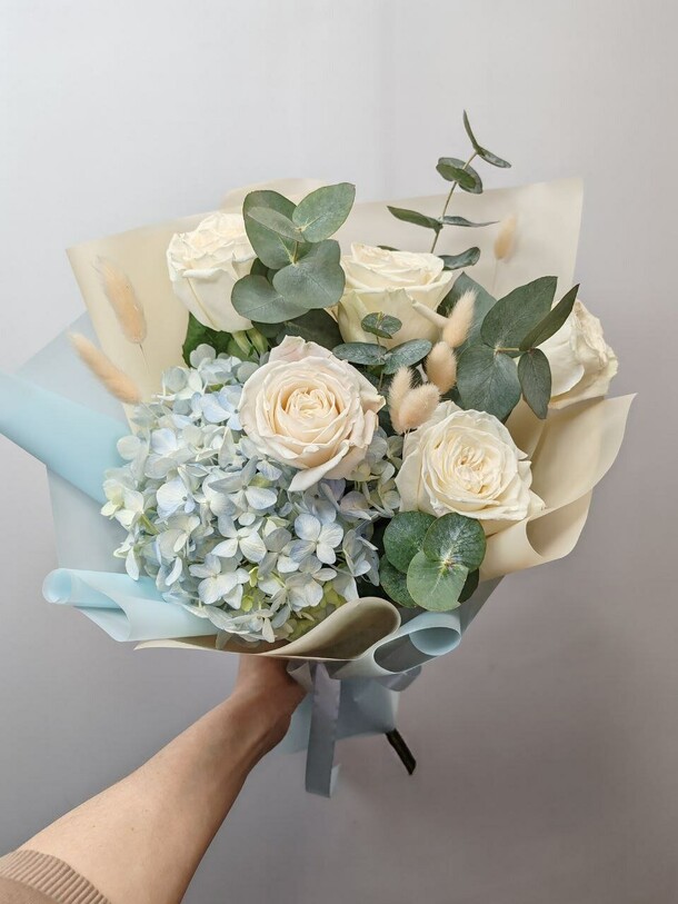 Букет с гортензией, артикул F1408563 - 3670 рублей, доставка по городу. Flawery - доставка цветов