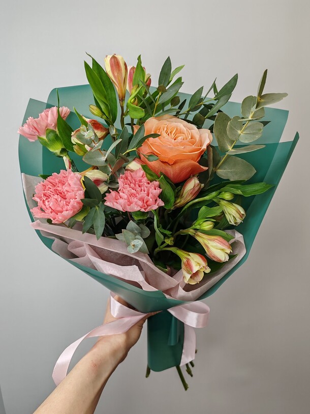 Нежный букет с диантусами, артикул F1409035 - 2380 рублей, доставка по городу. Flawery - доставка цветов