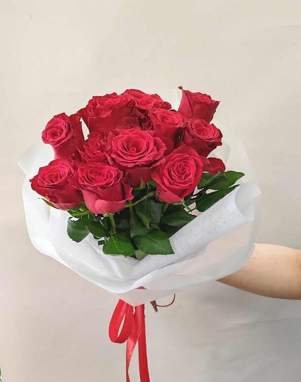 11 ярких роз в стильном оформлении, артикул F1412899 - 2500 рублей, доставка по городу. Flawery - доставка цветов