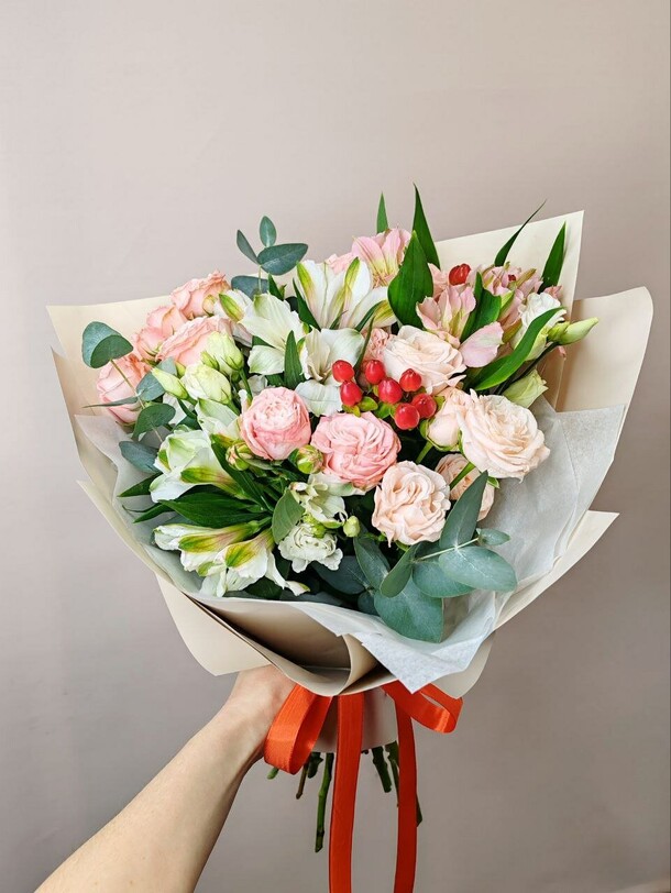 Букет с кустовыми розами, артикул F1413532 - 5880 рублей, доставка по городу. Flawery - доставка цветов