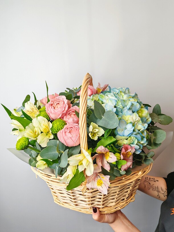 Корзина с гортензией, артикул F1421723 - 8700 рублей, доставка по городу. Flawery - доставка цветов