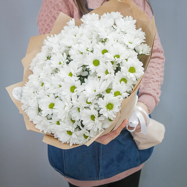 Букет из 15 белых хризантем в крафте, арт: 120, артикул F1185327 - 13150 рублей, доставка по городу. Flawery - доставка цветов