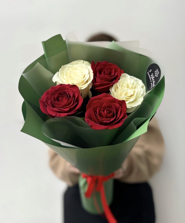 Букет 5 красно-белых роз, арт: 1412, артикул F1365592 - 3450 рублей, доставка по городу. Flawery - доставка цветов