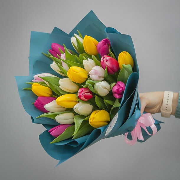 Букет живых цветов - 25 тюльпанов микс, размер м, высота 40 см, голландия, арт: 142, артикул F1388930 - 10150 рублей, доставка по городу. Flawery - доставка цветов