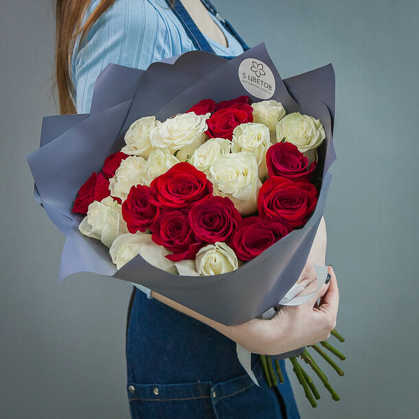 25 красно-белых роз 60 см, арт: 249, артикул F1435087 - 17650 рублей, доставка по городу. Flawery - доставка цветов