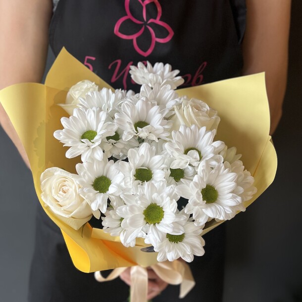 Букет живых цветов - 3 белых розы и 3 хризантемы | 5 цветов - доставляем радость, арт: 1409, артикул F1437670 - 4800 рублей, доставка по городу. Flawery - доставка цветов