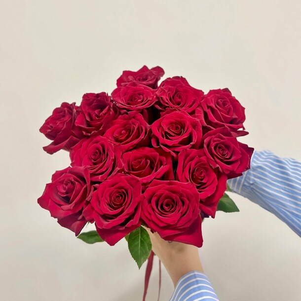 Букет живых цветов из 15 красных роз под ленту, эквадор 50 см | пять цветов - быстрая доставка, арт: 1441, артикул F1437704 - 9150 рублей, доставка по городу. Flawery - доставка цветов