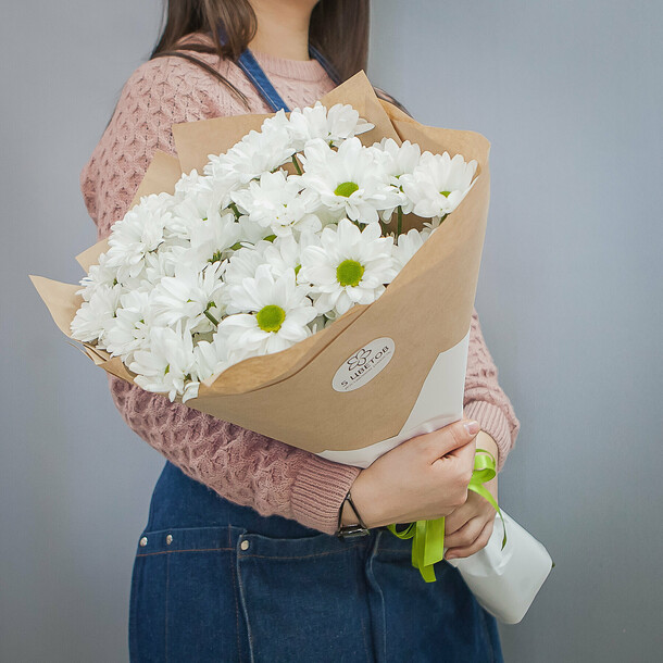 Букет из 9 кустовых хризантем в крафте, арт: 926, артикул F1437716 - 8050 рублей, доставка по городу. Flawery - доставка цветов