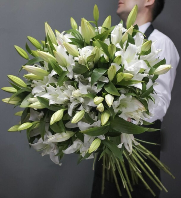 Букет из 29 белых лилий, арт: 664, артикул F1437722 - 50750 рублей, доставка по городу. Flawery - доставка цветов