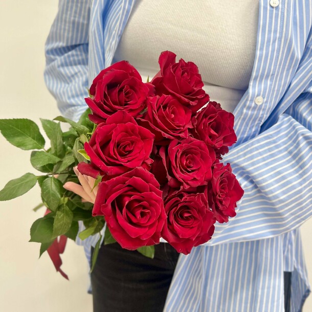 Букет живых цветов из 9 красных роз под ленту, эквадор 50 см | пять цветов - быстрая доставка, арт: 1439, артикул F1437726 - 5550 рублей, доставка по городу. Flawery - доставка цветов