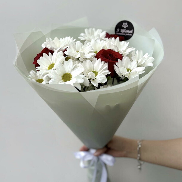 Букет 3 розы красных и 3 хризантемы, арт: 1422, артикул F1450971 - 4800 рублей, доставка по городу. Flawery - доставка цветов