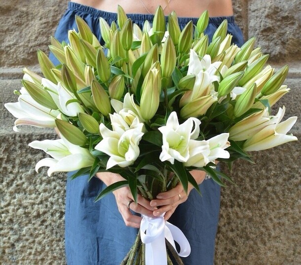 Букет из 17 белых лилий, арт: 662, артикул F1451002 - 29750 рублей, доставка по городу. Flawery - доставка цветов