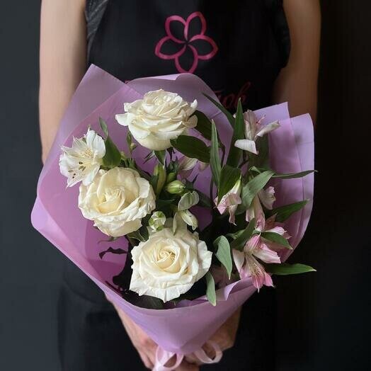 Букет 3 белые розы, 4 альстромерии микс, арт: 1423, артикул F1451014 - 4450 рублей, доставка по городу. Flawery - доставка цветов