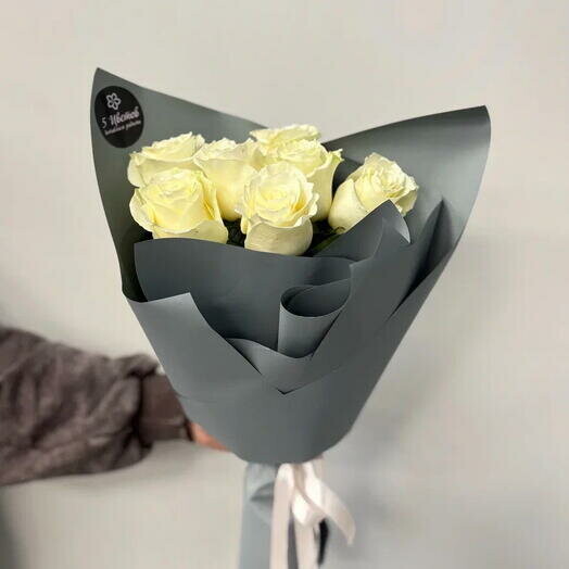 Букет 7 белых роз, арт: 1420, артикул F1451018 - 4650 рублей, доставка по городу. Flawery - доставка цветов