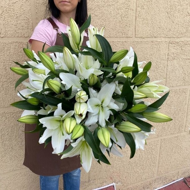 Букет из 15 белых лилий, арт: 661, артикул F1531028 - 26250 рублей, доставка по городу. Flawery - доставка цветов