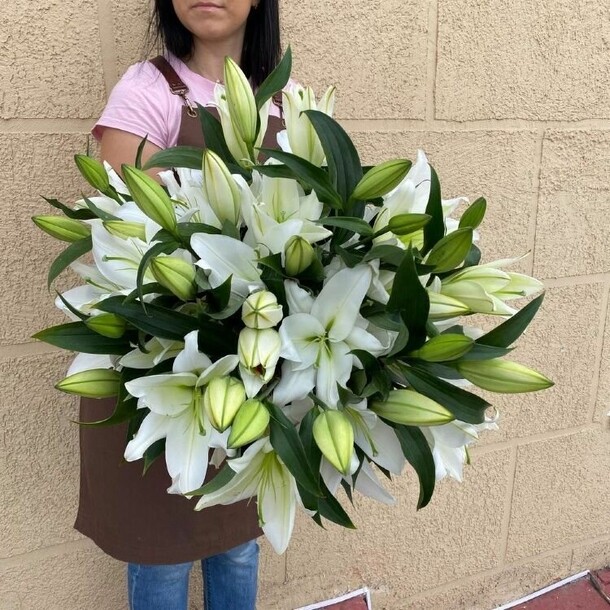 Букет из 19 белых лилий, арт: 663-1, артикул F1531037 - 33250 рублей, доставка по городу. Flawery - доставка цветов