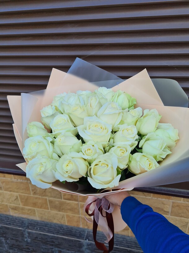 Букет белых роз, артикул F1155912 - 9020 рублей, доставка по городу. Flawery - доставка цветов