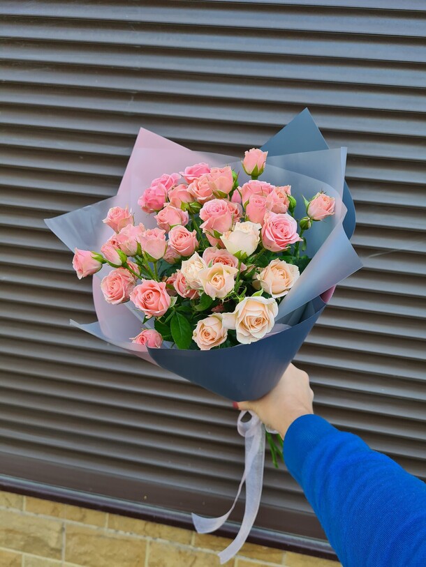 Букет из кустовой розы, артикул F1156334 - 3000 рублей, доставка по городу. Flawery - доставка цветов