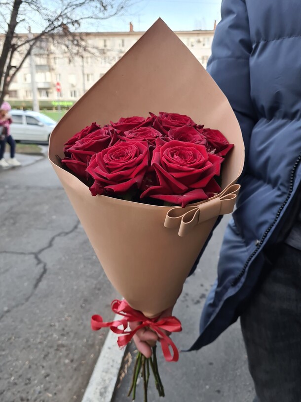 Букет красных роз 9 шт, артикул F1161873 - 3960 рублей, доставка по городу. Flawery - доставка цветов