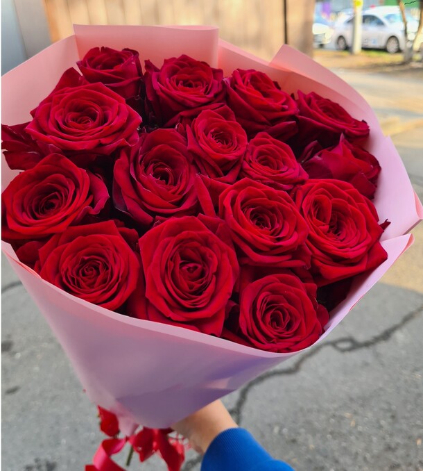 Букет крупных красных роз, артикул F1166633 - 6820 рублей, доставка по городу. Flawery - доставка цветов