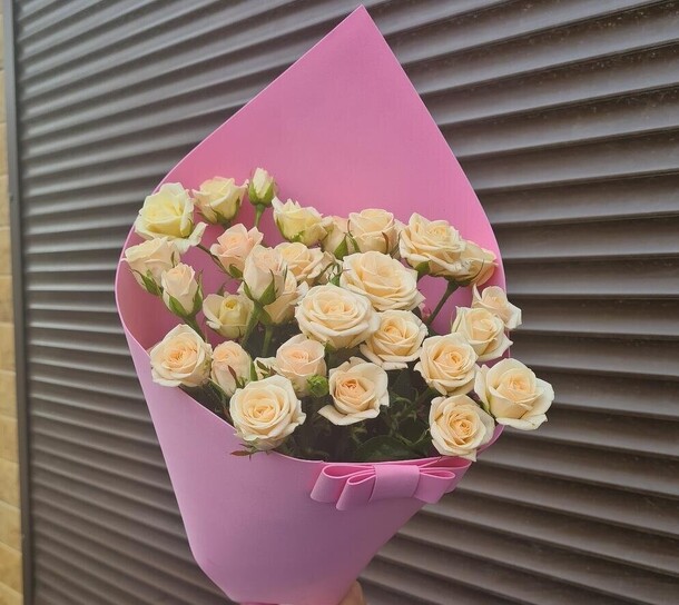 Букет кустовых роз в стильной упаковке, артикул F1166638 - 3000 рублей, доставка по городу. Flawery - доставка цветов